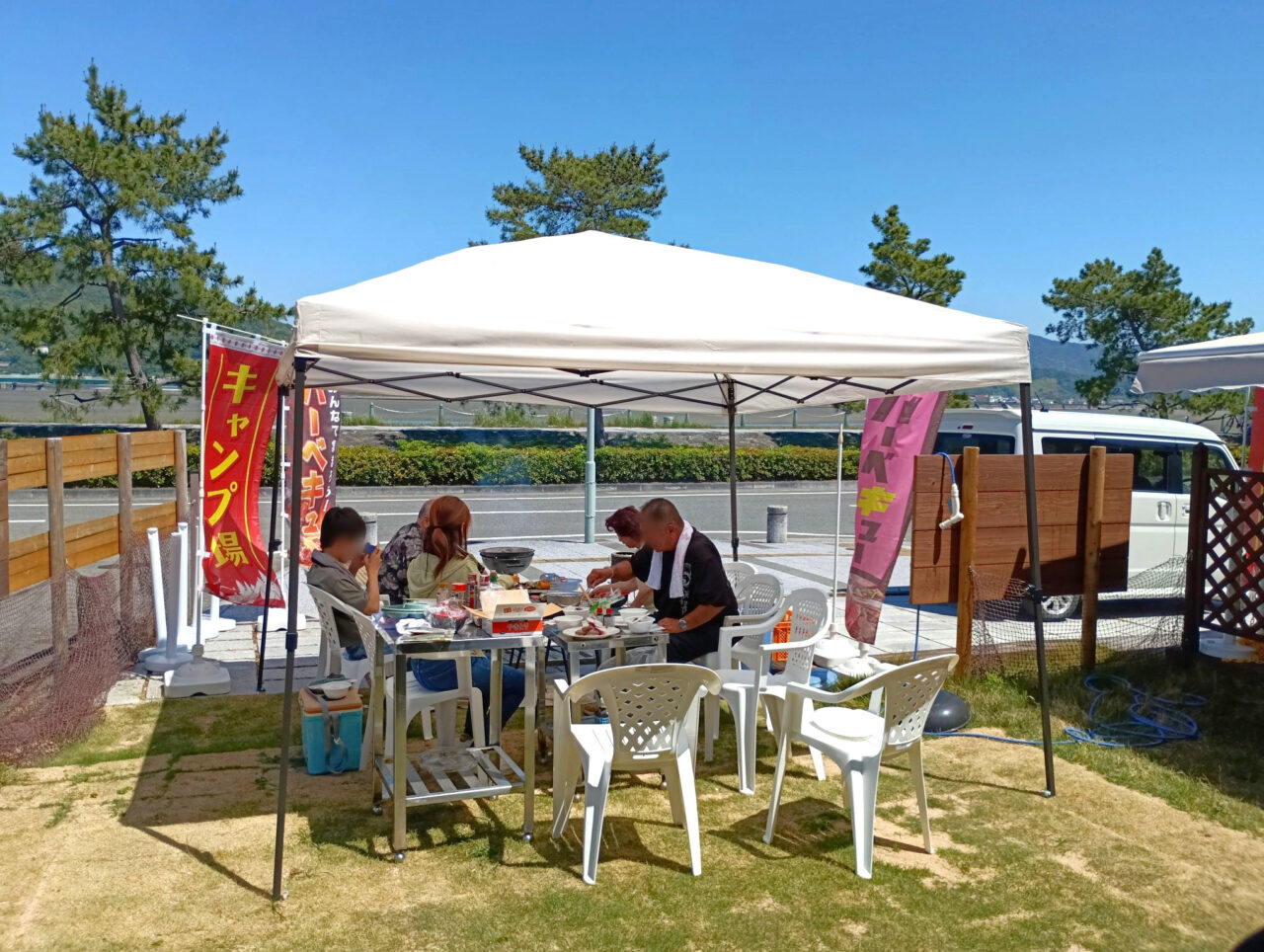 デイキャンプでバーベキューを楽しむ